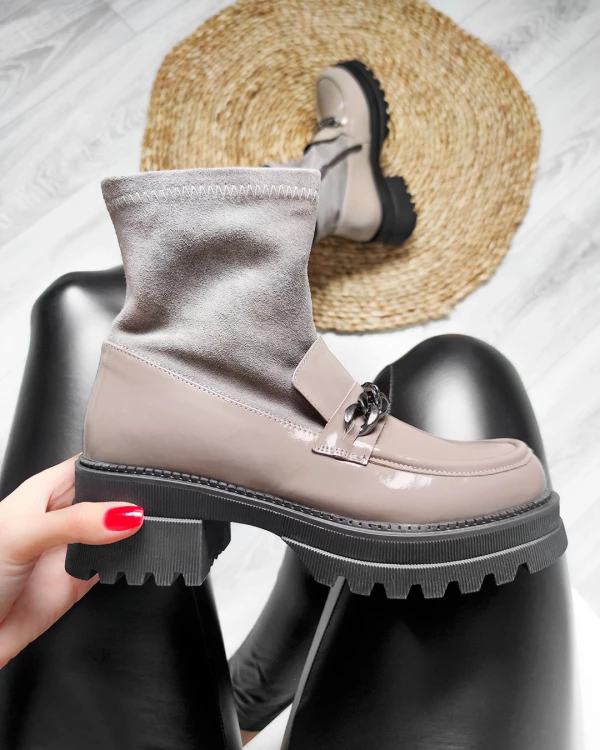 Beżowe botki lakierowane ze skarpetą