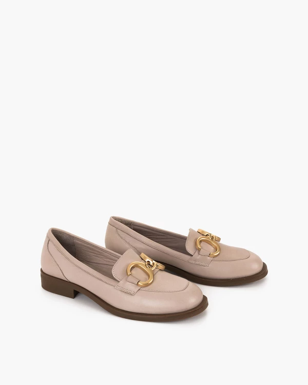 Szare mokasyny damskie skórzane z łańcuchem na niskim obcasie 2