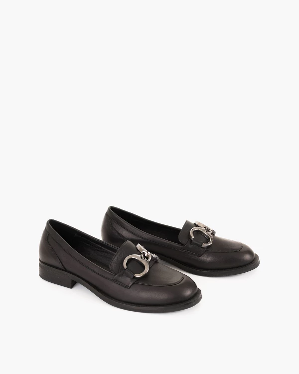 Czarne mokasyny damskie ze skóry licowej z łańcuchem 2