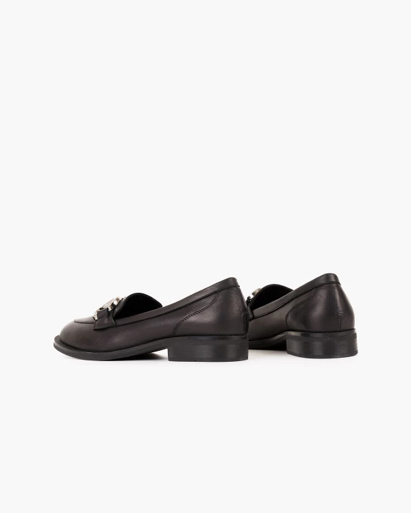 Czarne mokasyny damskie ze skóry licowej z łańcuchem 4