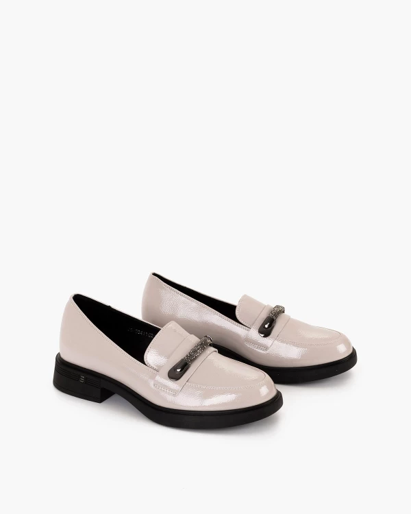 Szare mokasyny damskie lakierowane na obcasie 2