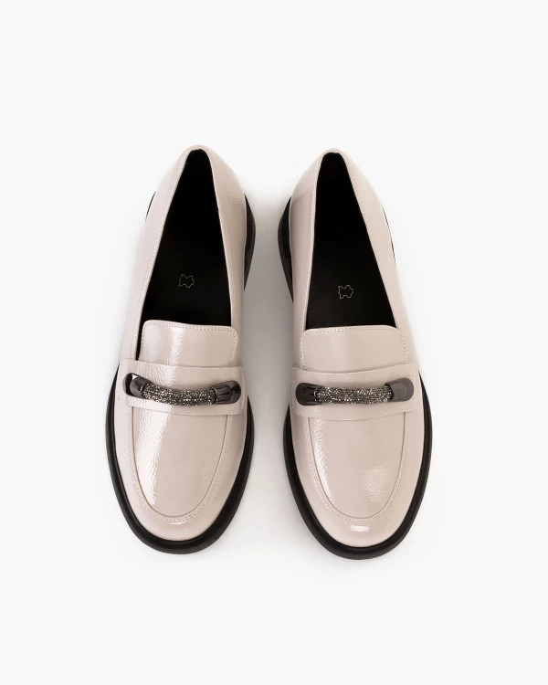 Szare mokasyny damskie lakierowane na obcasie 3