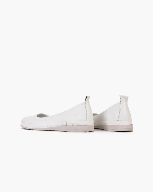 Białe półbuty damskie wsuwane z naturalnej skóry licowej 4