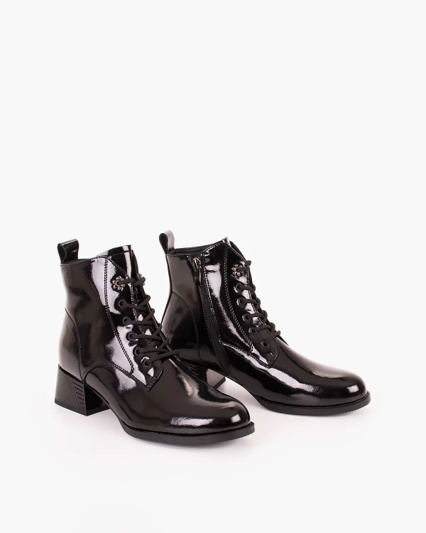 Czarne trzewiki damskie ze skóry lakierowanej na klocku 2