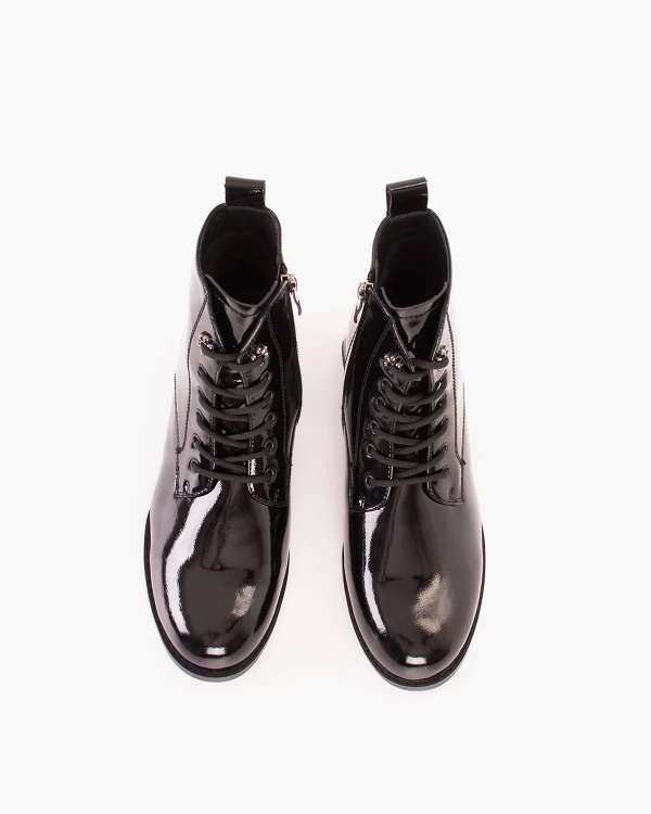 Czarne trzewiki damskie ze skóry lakierowanej na klocku 3