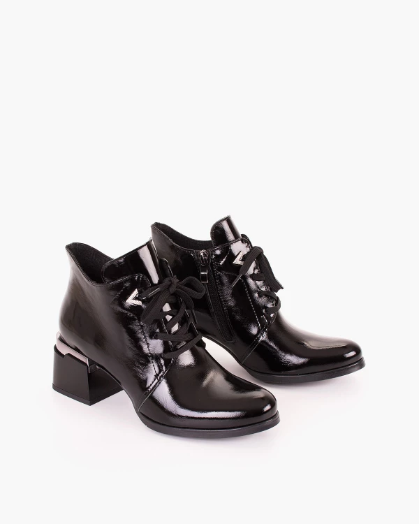 Czarne trzewiki damskie ze skóry lakierowanej na klocku 2