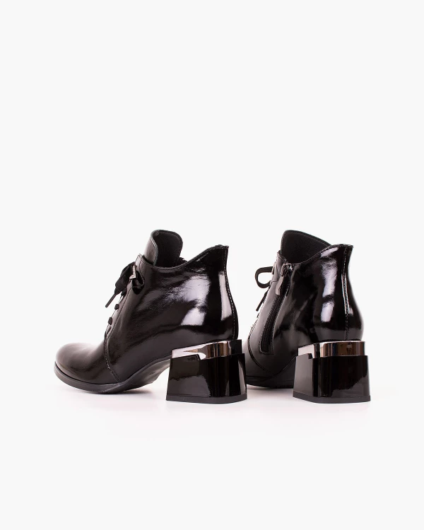 Czarne trzewiki damskie ze skóry lakierowanej na klocku 4