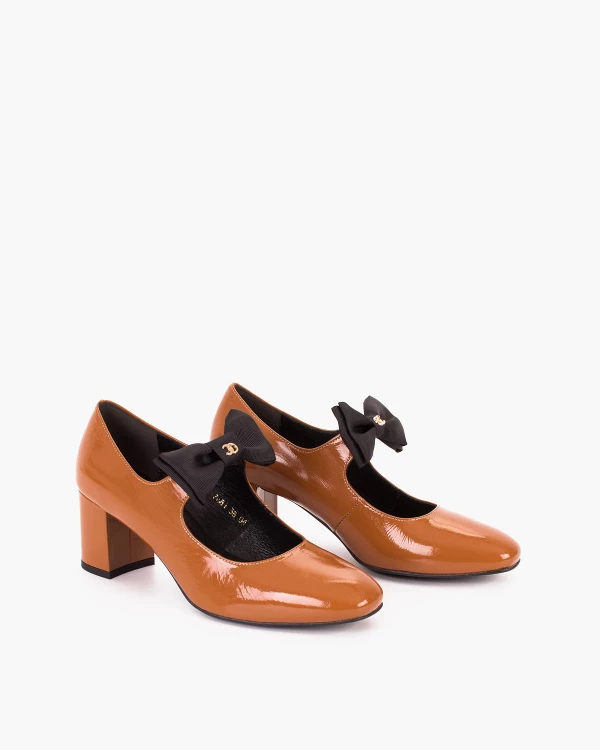 Karmelowe czółenka damskie ze skóry lakierowanej na słupku 2