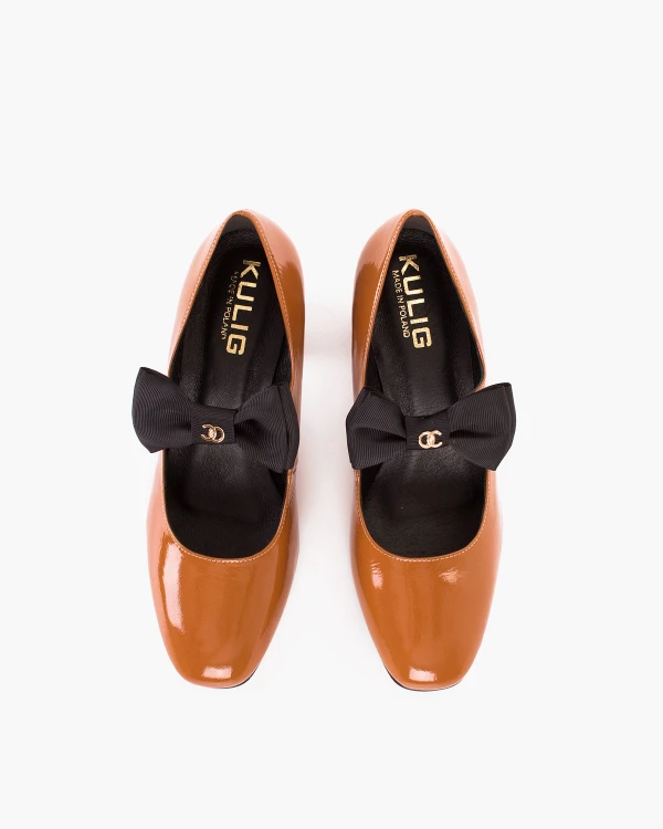 Karmelowe czółenka damskie ze skóry lakierowanej na słupku 3