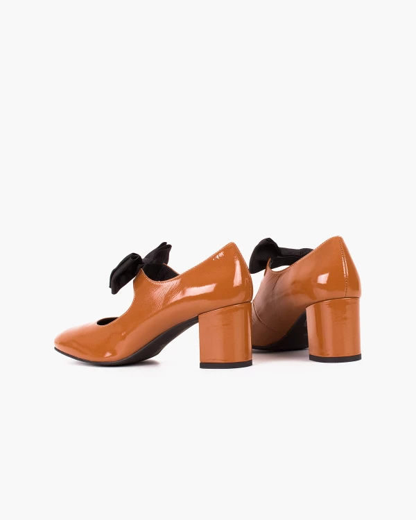Karmelowe czółenka damskie ze skóry lakierowanej na słupku 4