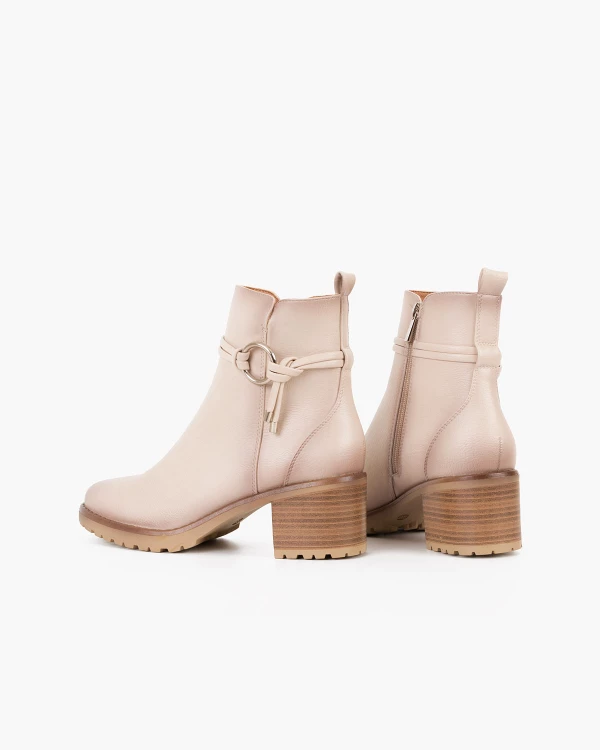 Beżowe botki damskie ze skóry ekologicznej na słupku 4