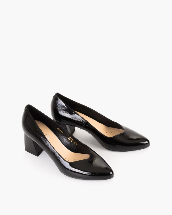 Czarne czółenka damskie lakierowane na klocku