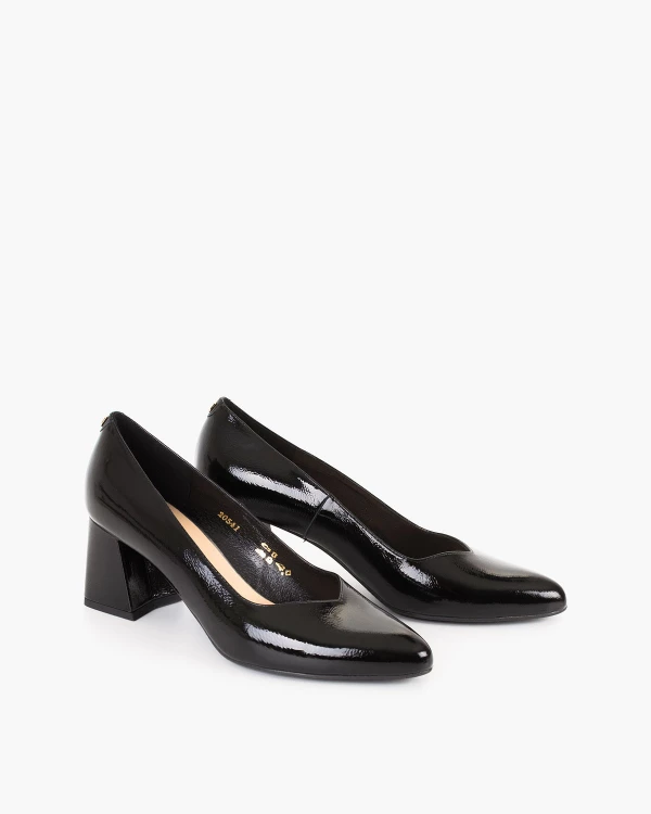 Czarne czółenka damskie lakierowane na klocku 2