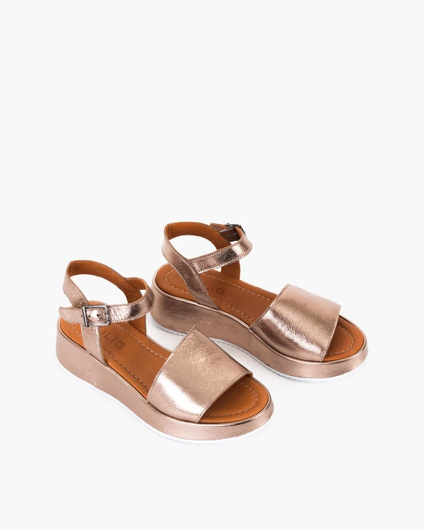 Złote sandały damskie ze skóry licowej na koturnie