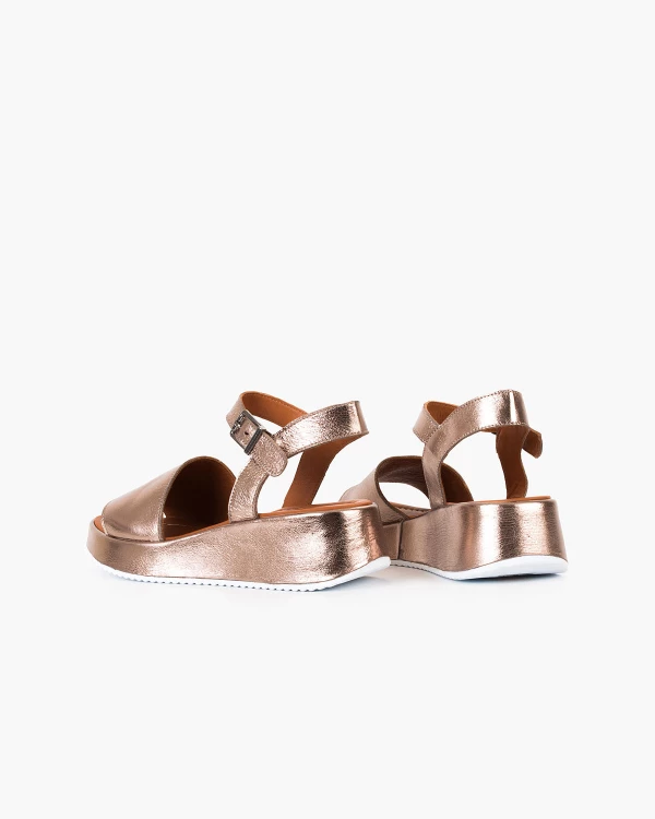 Złote sandały damskie ze skóry licowej na koturnie 4