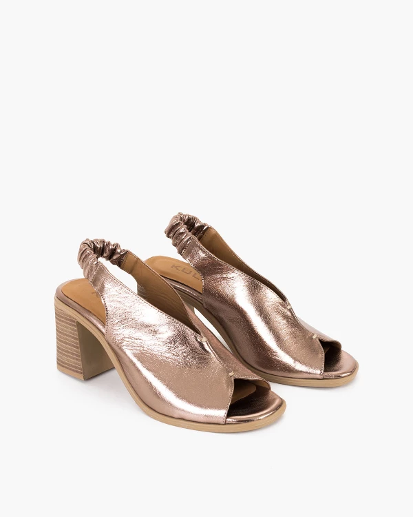 Złote sandały damskie skórzane na słupku z gumką 2