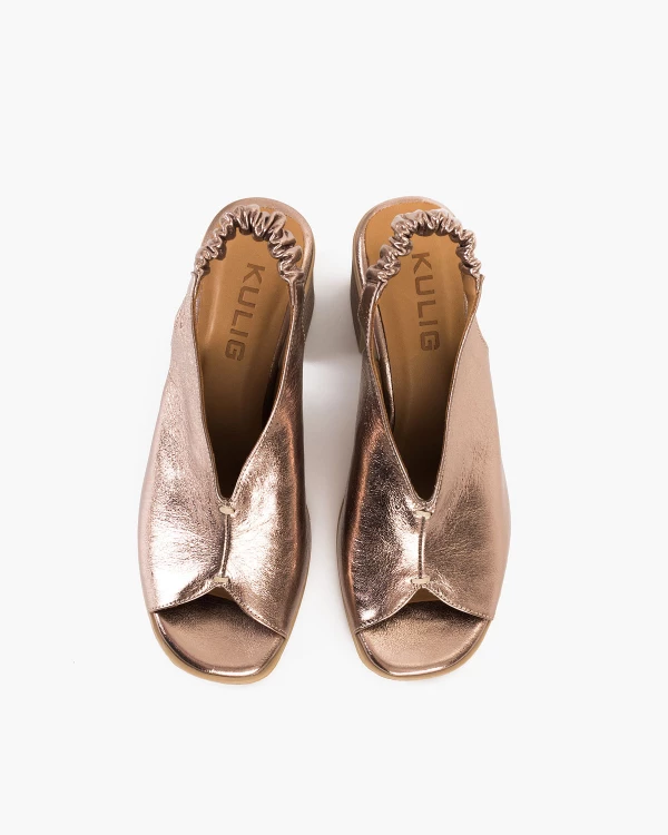 Złote sandały damskie skórzane na słupku z gumką 3