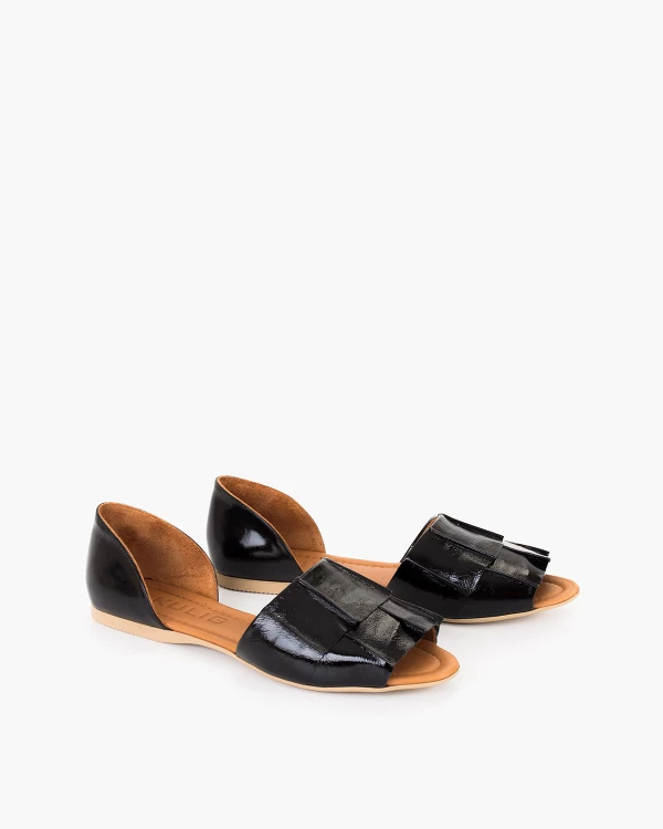 Czarne sandały damskie z naturalnej skóry lakierowanej 2