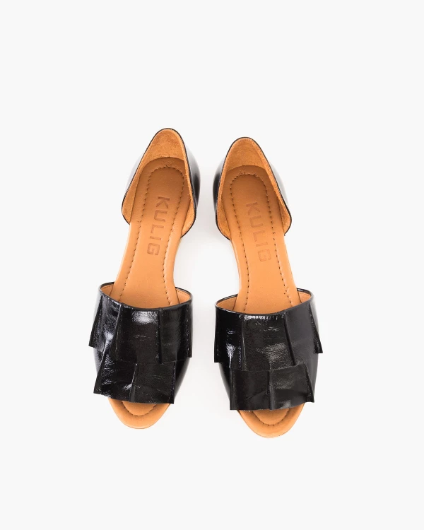 Czarne sandały damskie z naturalnej skóry lakierowanej 3