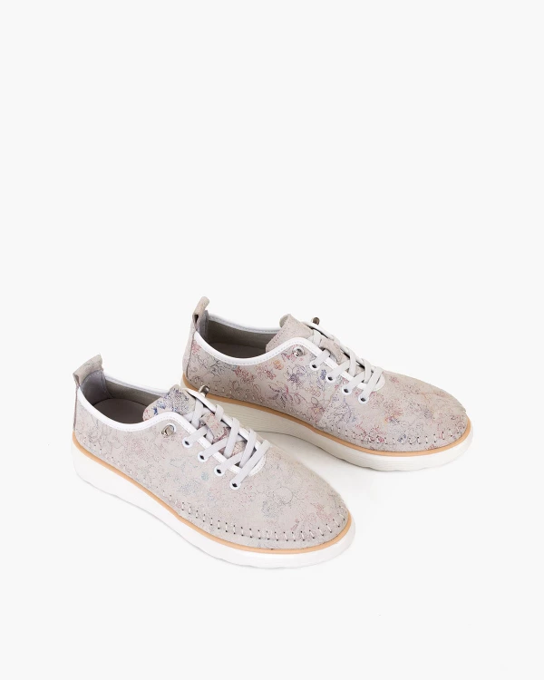 Beżowe trampki damskie skórzane z motywem kwiatowym