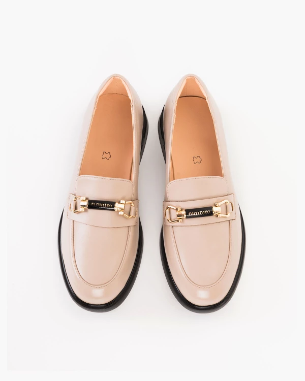 Beżowe mokasyny damskie skórzane z klamrą na obcasie 3