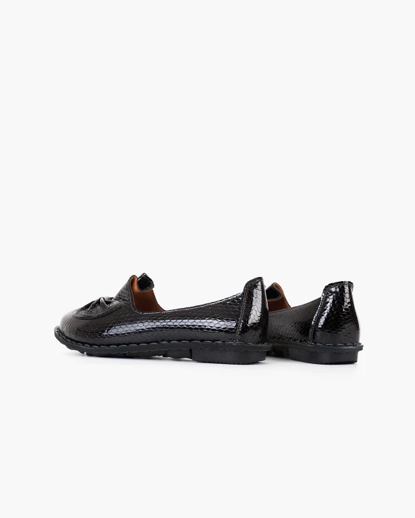 Czarne półbuty damskie ze skóry lakierowanej z kokardą 4