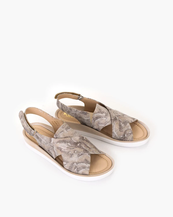 Wielokolorowe sandały skórzane na koturnie z motywem