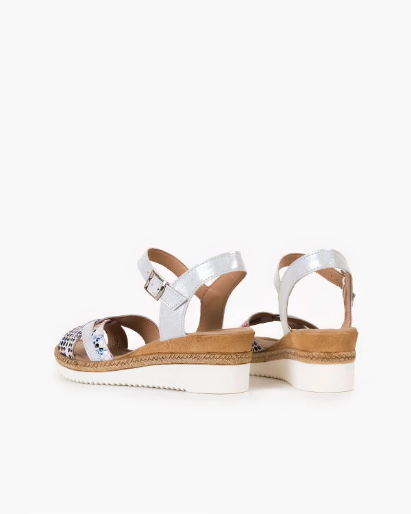 Białe sandały damskie ze skóry naturalnej z motywem 4