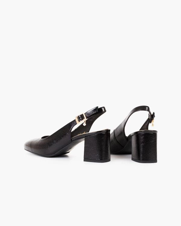 Czarne sandały damskie lakierowane na słupku 4