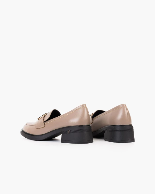 Beżowe mokasyny damskie skórzane na obcasie 4