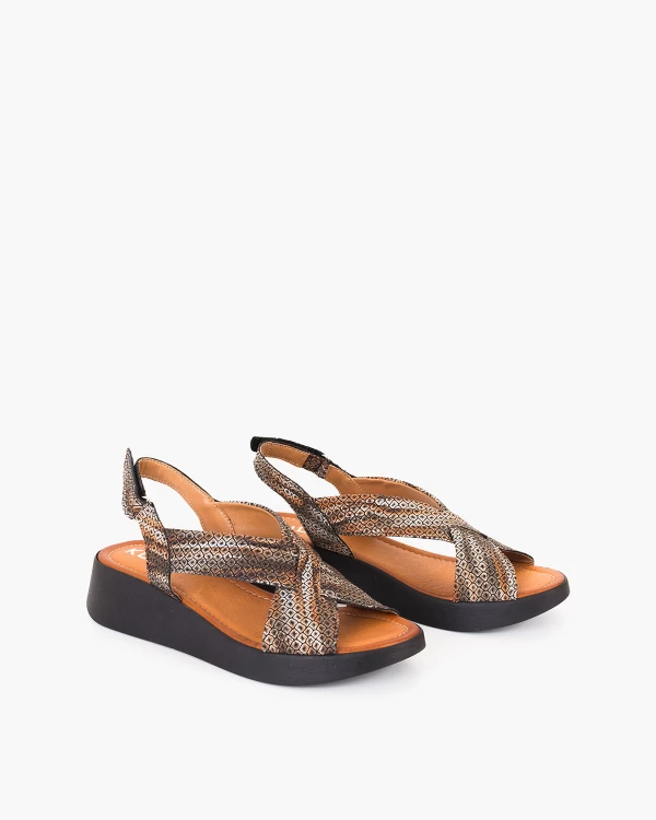 Czarno-złote sandały damskie skórzane na koturnie 2