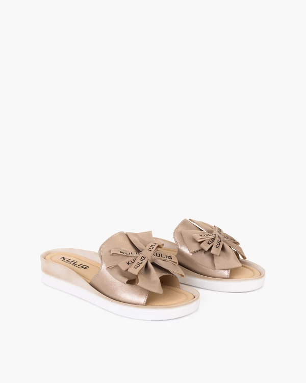 Złote klapki damskie ze skóry naturalnej na koturnie 2