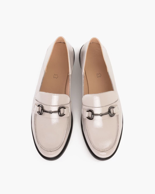 Beżowe mokasyny lakierowane na niskim obcasie 3