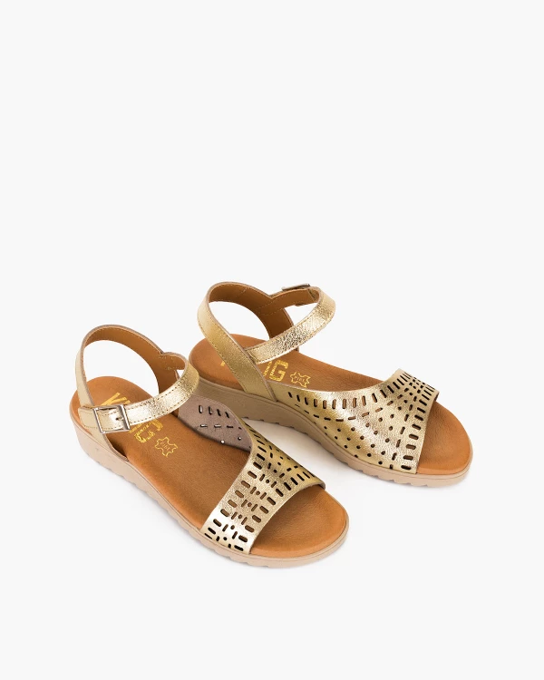 Złote sandały z naturalnej skóry licowej na koturnie