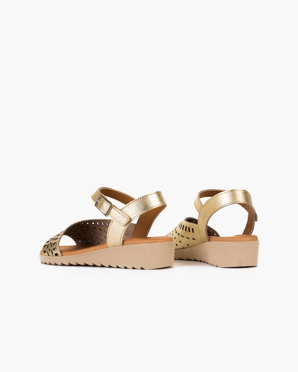 Złote sandały z naturalnej skóry licowej na koturnie 4