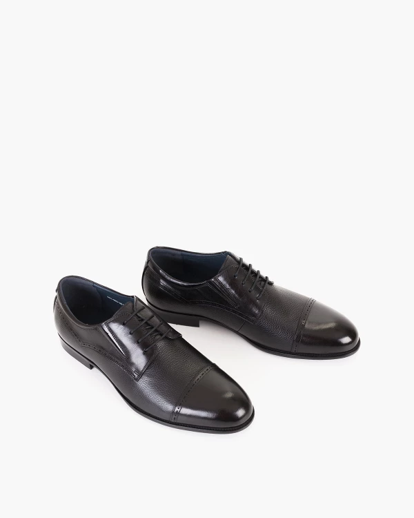 Czarne półbuty sznurowane ze skóry naturalnej