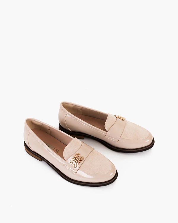 Beżowe mokasyny damskie lakierowane ze skóry ekologicznej