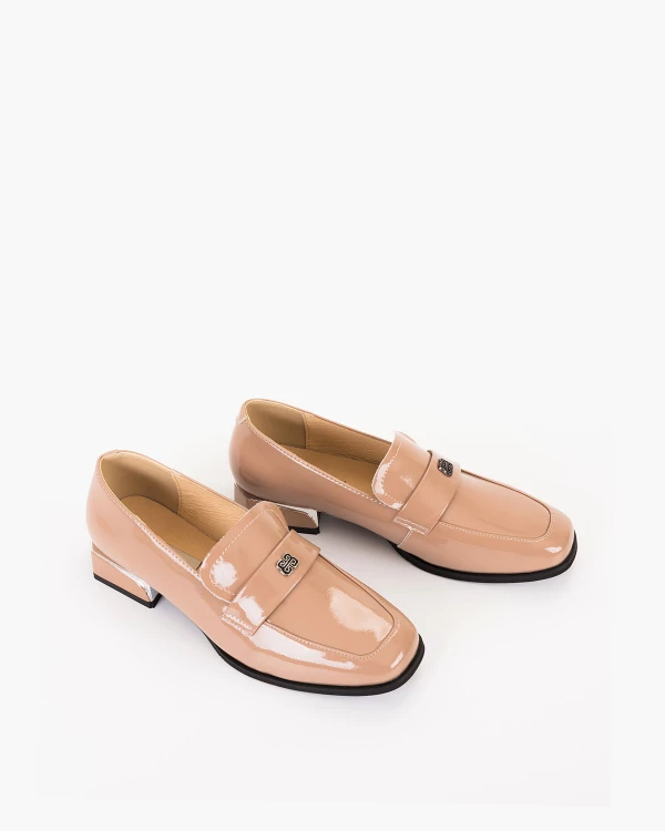 Beżowe mokasyny damskie lakierowane na klocku