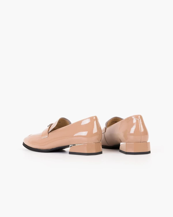 Beżowe mokasyny damskie lakierowane na klocku 4