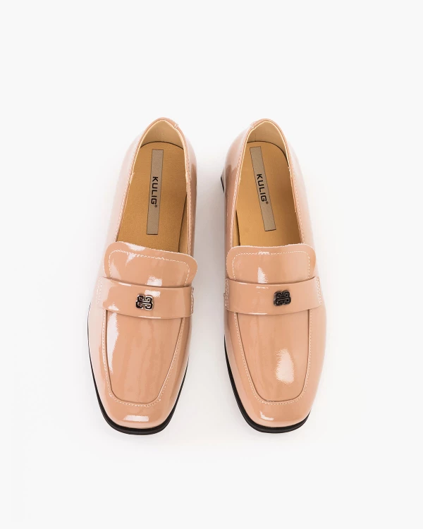 Beżowe mokasyny damskie lakierowane na klocku 3