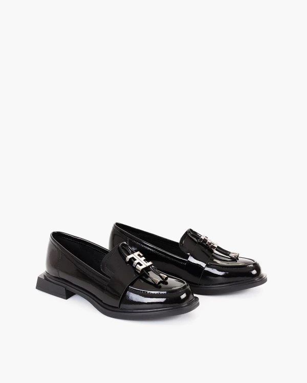 Czarne mokasyny damskie ze skóry lakierowanej na klocku 2