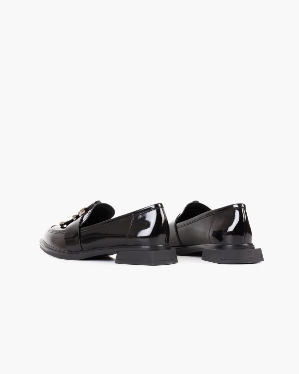 Czarne mokasyny damskie ze skóry lakierowanej na klocku 4