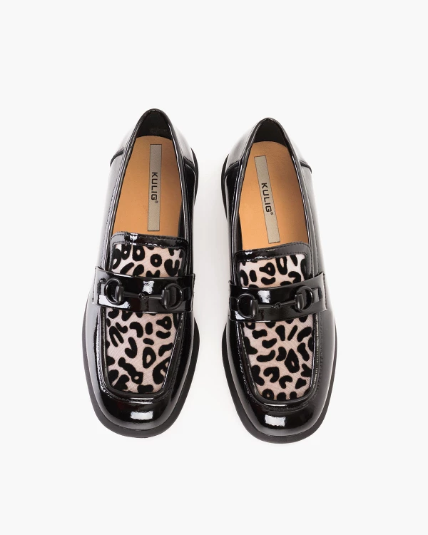 Czarne mokasyny damskie ze skóry lakierowanej z motywem 3