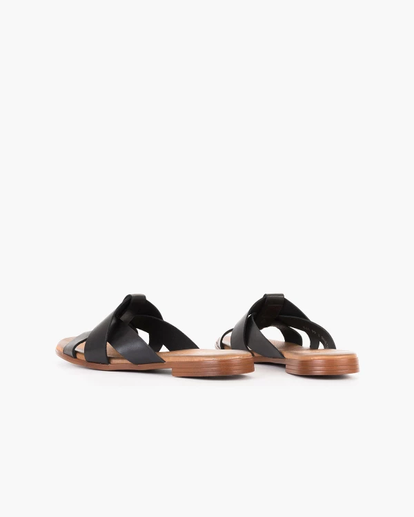 Czarne klapki damskie z naturalnej skóry licowej 4