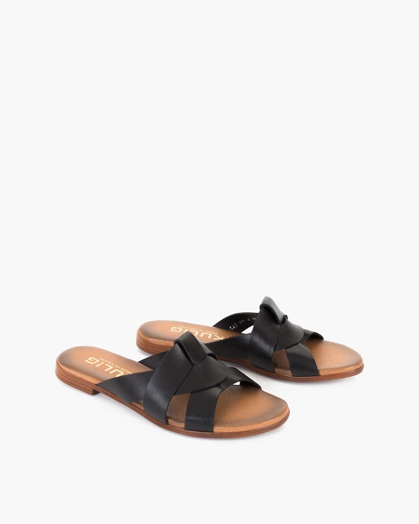 Czarne klapki damskie z naturalnej skóry licowej 2