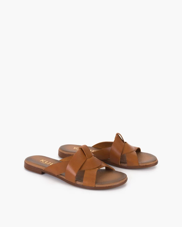 Brązowe klapki damskie skórzane na niskim obcasie 2