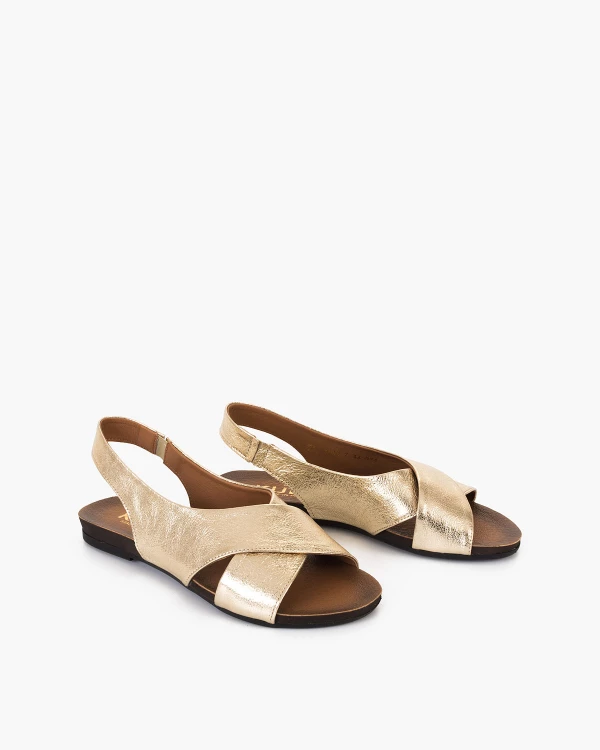 Złote sandały damskie skórzane na niskim obcasie 2