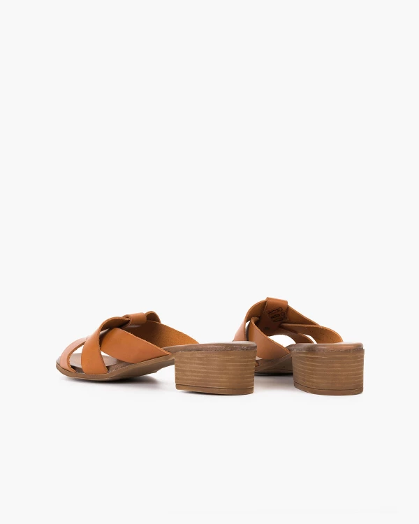 Brązowe klapki damskie ze skóry licowej na klocku 4