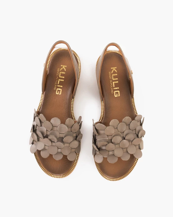 Ciemnobeżowe sandały damskie skórzane z gumka 3