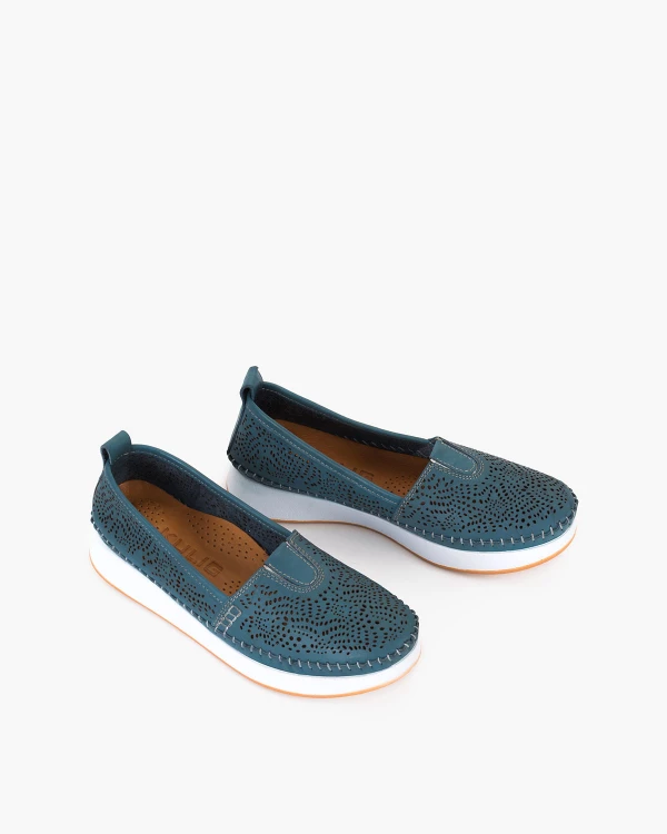 Niebieskie mokasyny ażurowe ze skóry licowej na koturnie